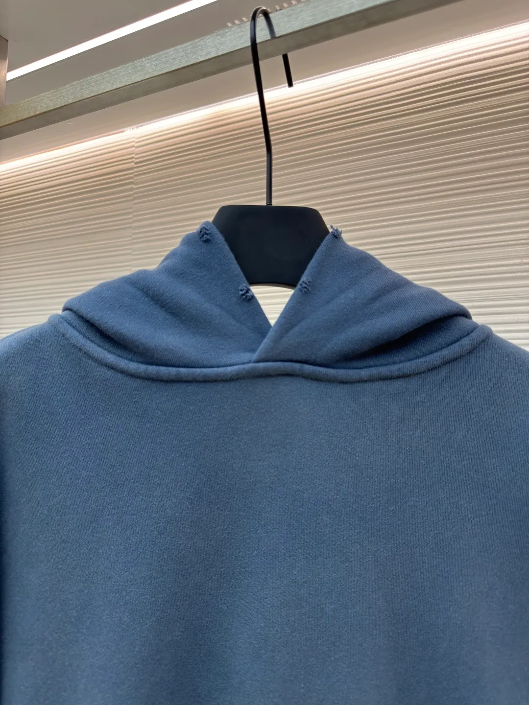 Acne Studios 1996 distressed printed hooded sweatshirt ●Authentic product: Purchased and developed by 3259 ●Item number: 1680619-A85 ●Fabric: pure cotton fabric ●Technology: printing production ●Version: loose fit ●Weight: about 1030 grams ●Size: S-M-L-XL ●Description: The fabric is made of custom-made pure cotton, washed with distressed and dirty gradient techniques, printed on the back, and the overall wiring is straight and delicate. The fabric is comfortable and soft, with consistent colors and no color difference. It can be matched with the same style to create a fashionable look and control various occasions. Customized accessories, complete with three standards, same style for men and women!